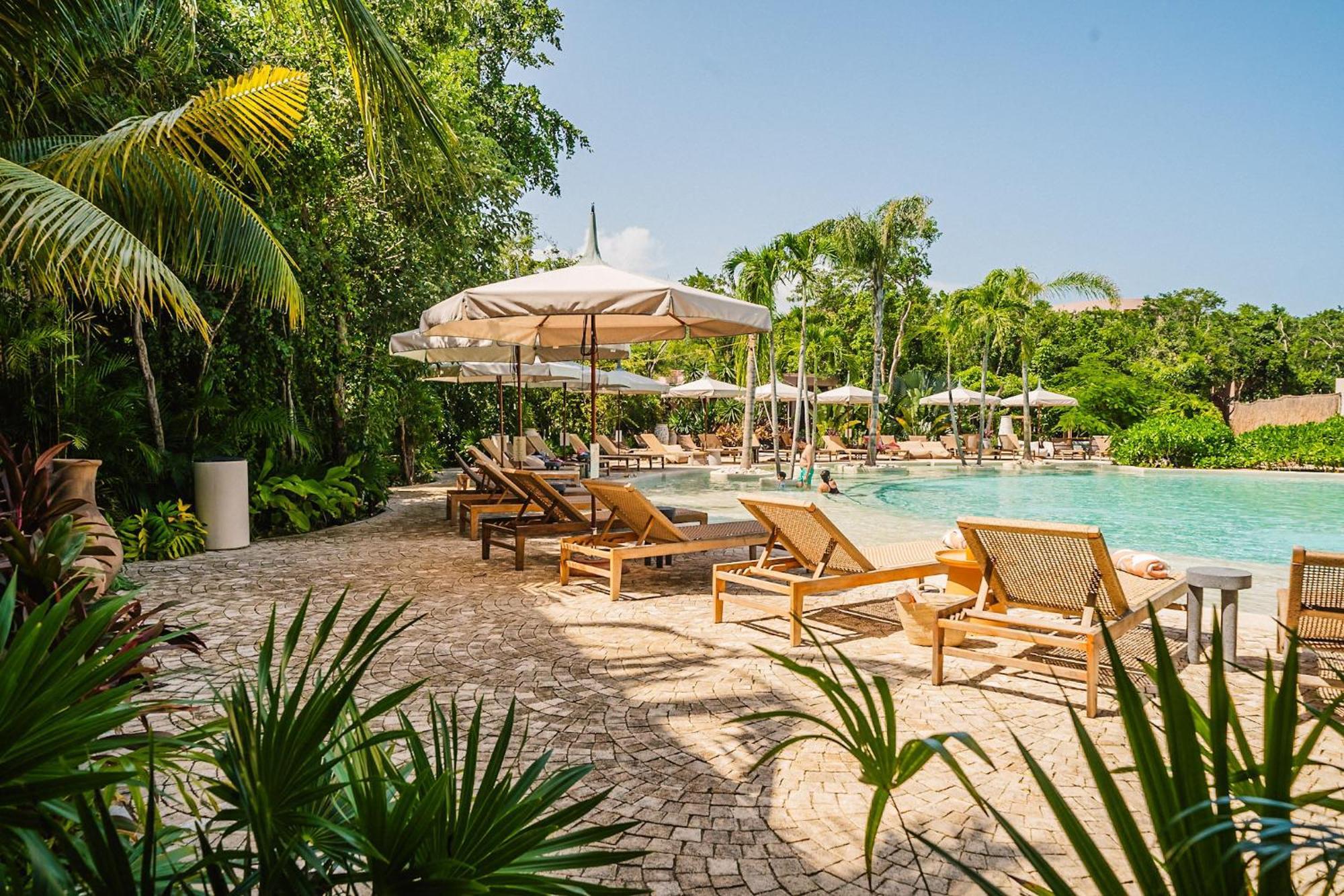 Divine 2br W Pool Gym Yoga Classes Restaurant