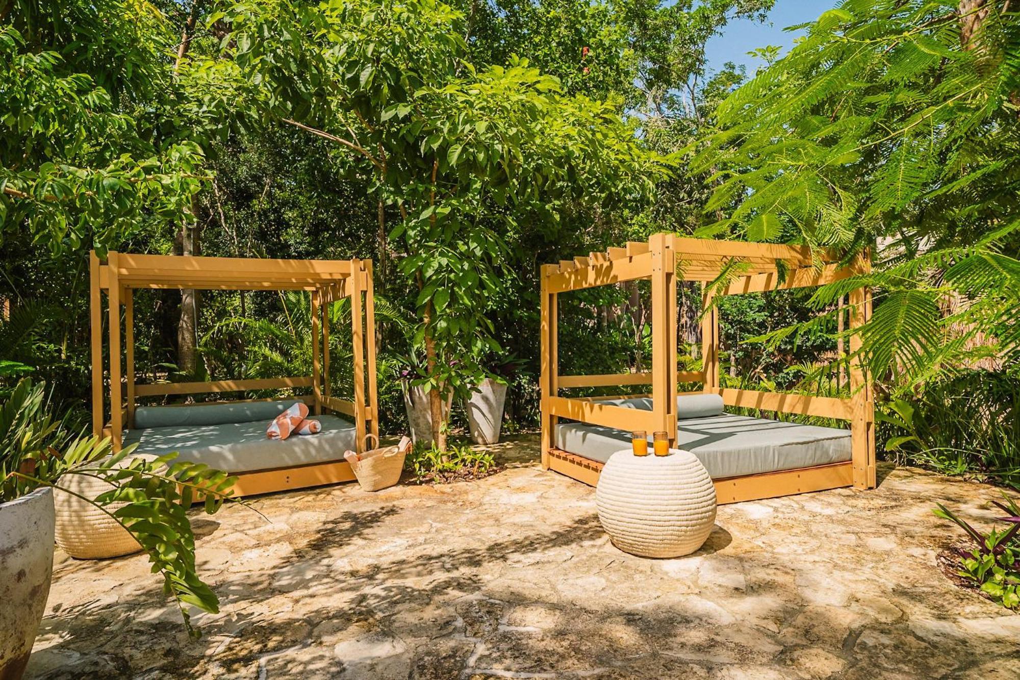 Divine 2br W Pool Gym Yoga Classes Restaurant Apartment
