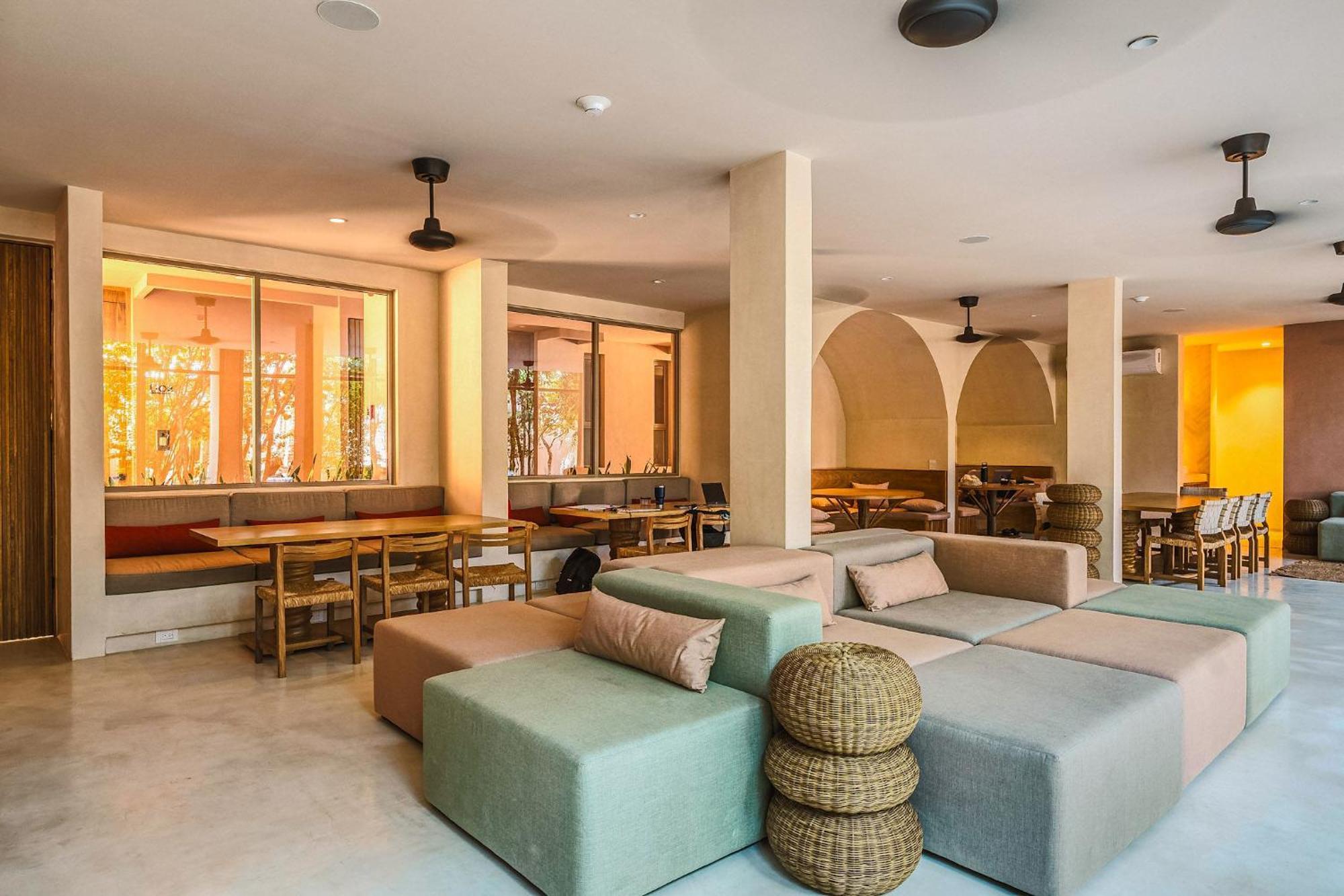 Divine 2br W Pool Gym Yoga Classes Restaurant Apartment