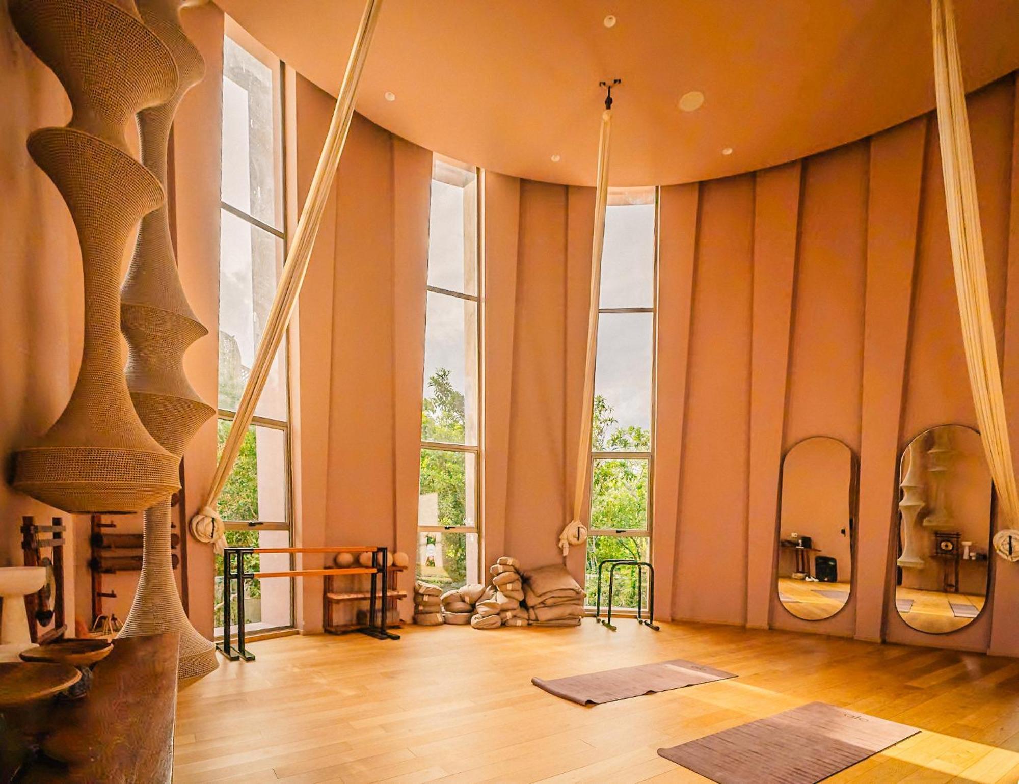 Divine 2br W Pool Gym Yoga Classes Restaurant *