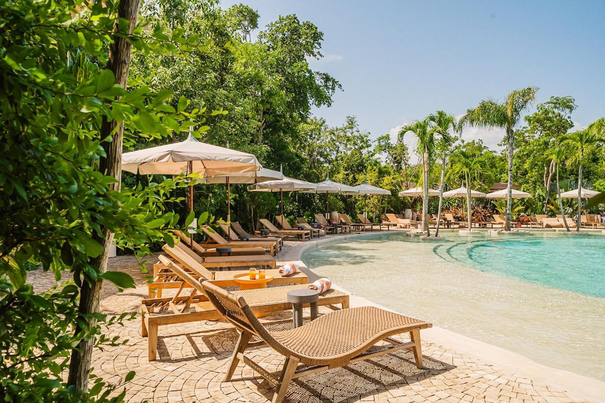 Divine 2br W Pool Gym Yoga Classes Restaurant Apartment *