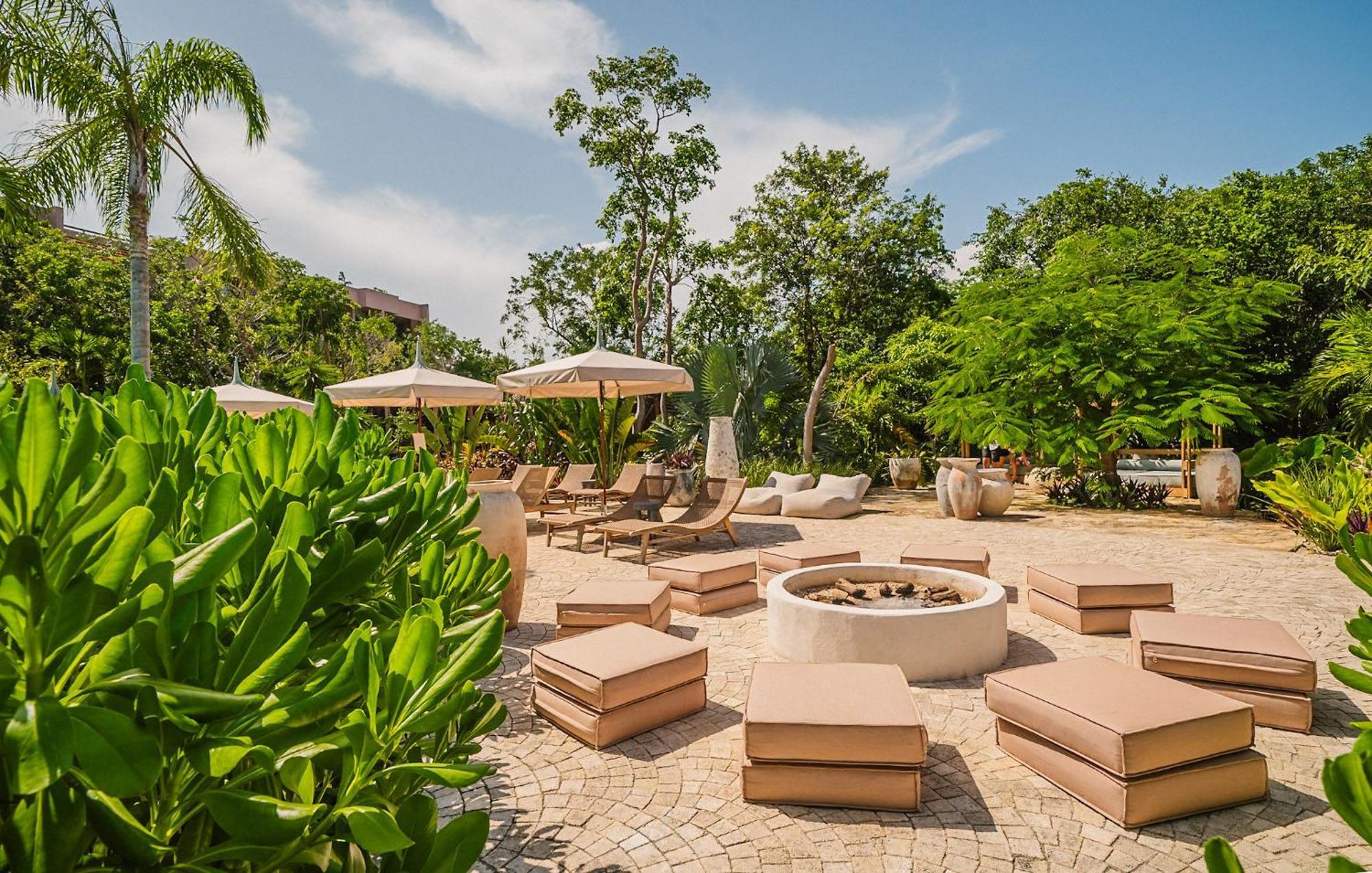 Divine 2br W Pool Gym Yoga Classes Restaurant Apartment *