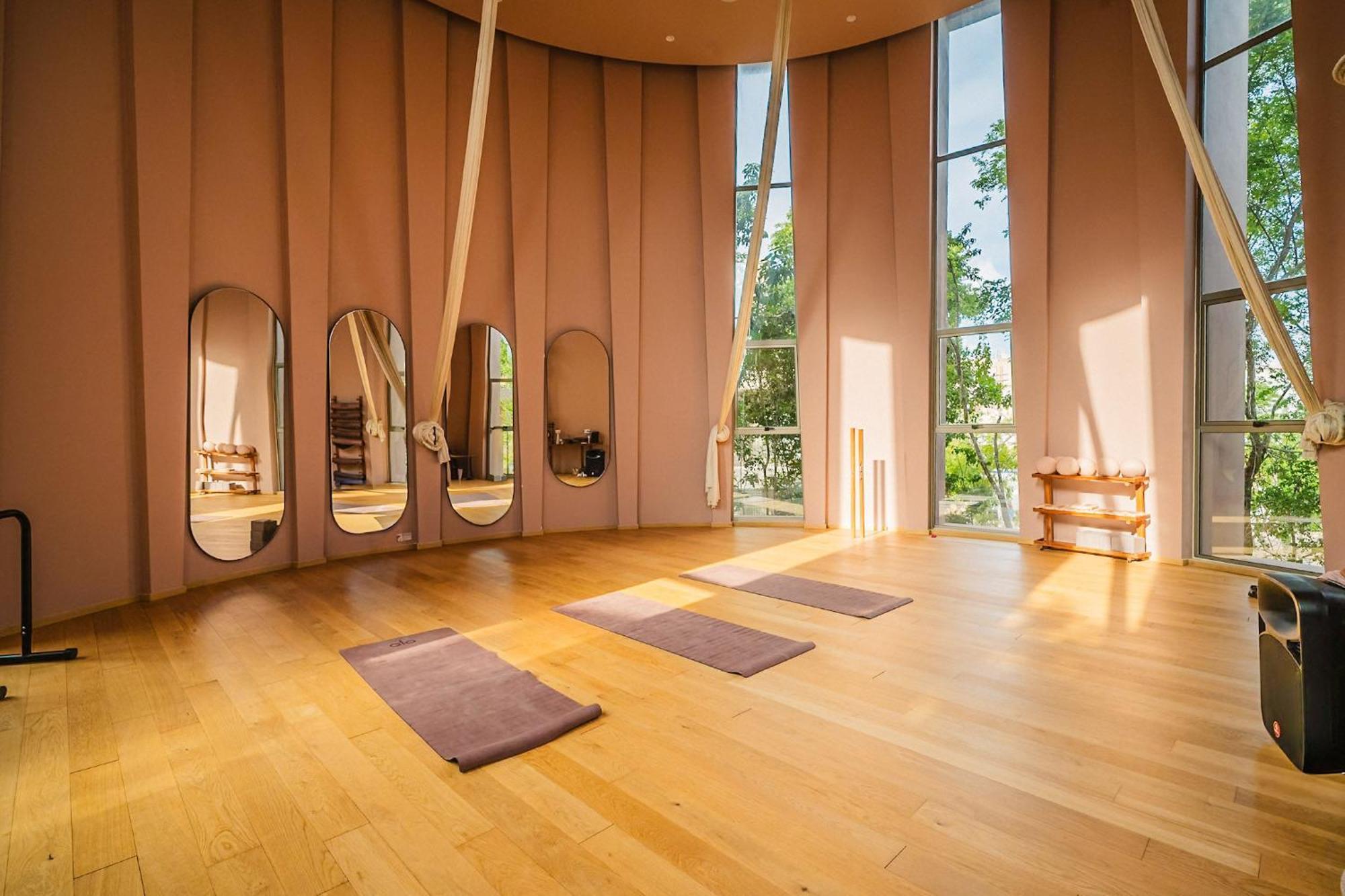 Divine 2br W Pool Gym Yoga Classes Restaurant *